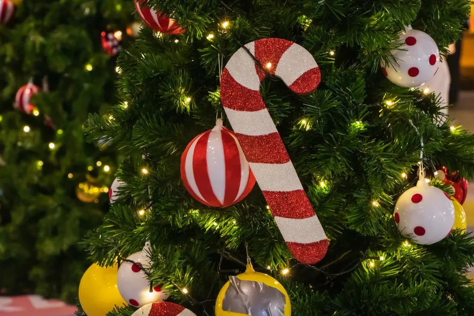 Decorative Christmas Tree With Candy Cane Ornament Jigsaw Puzzle Free Online Jigsaw Puzzle