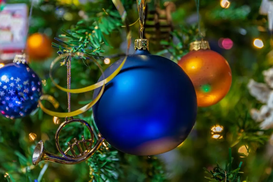Vibrant Christmas Ornaments On A Decorated Tree Fo Jigsaw Puzzle Free Online Jigsaw Puzzle
