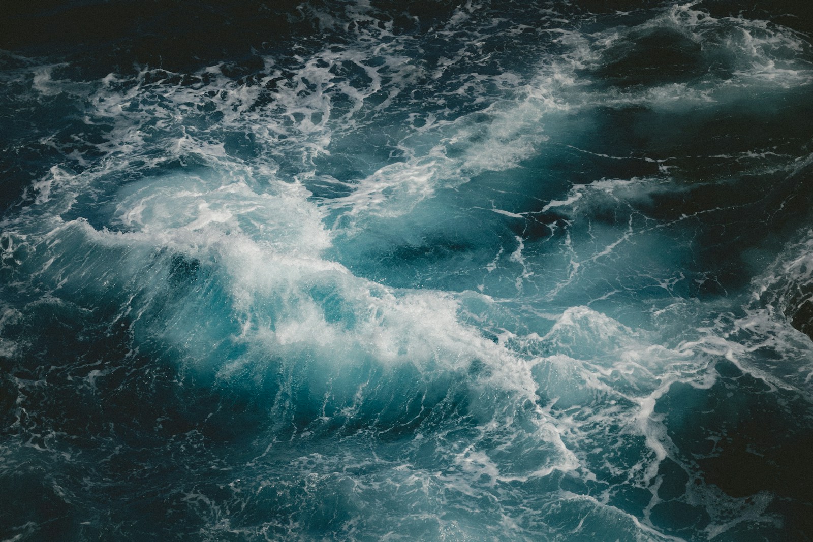 A Turbulent Blue Ocean Wave With White Sea Foam Sw Jigsaw Puzzle Free Online Jigsaw Puzzle